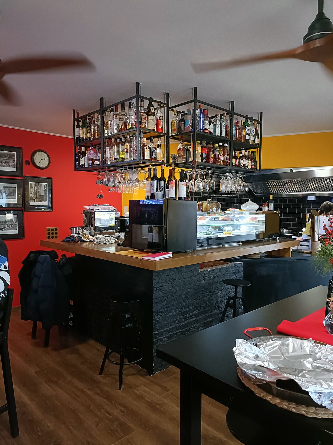 Barbereich mit Flaschenregal und roter Wand