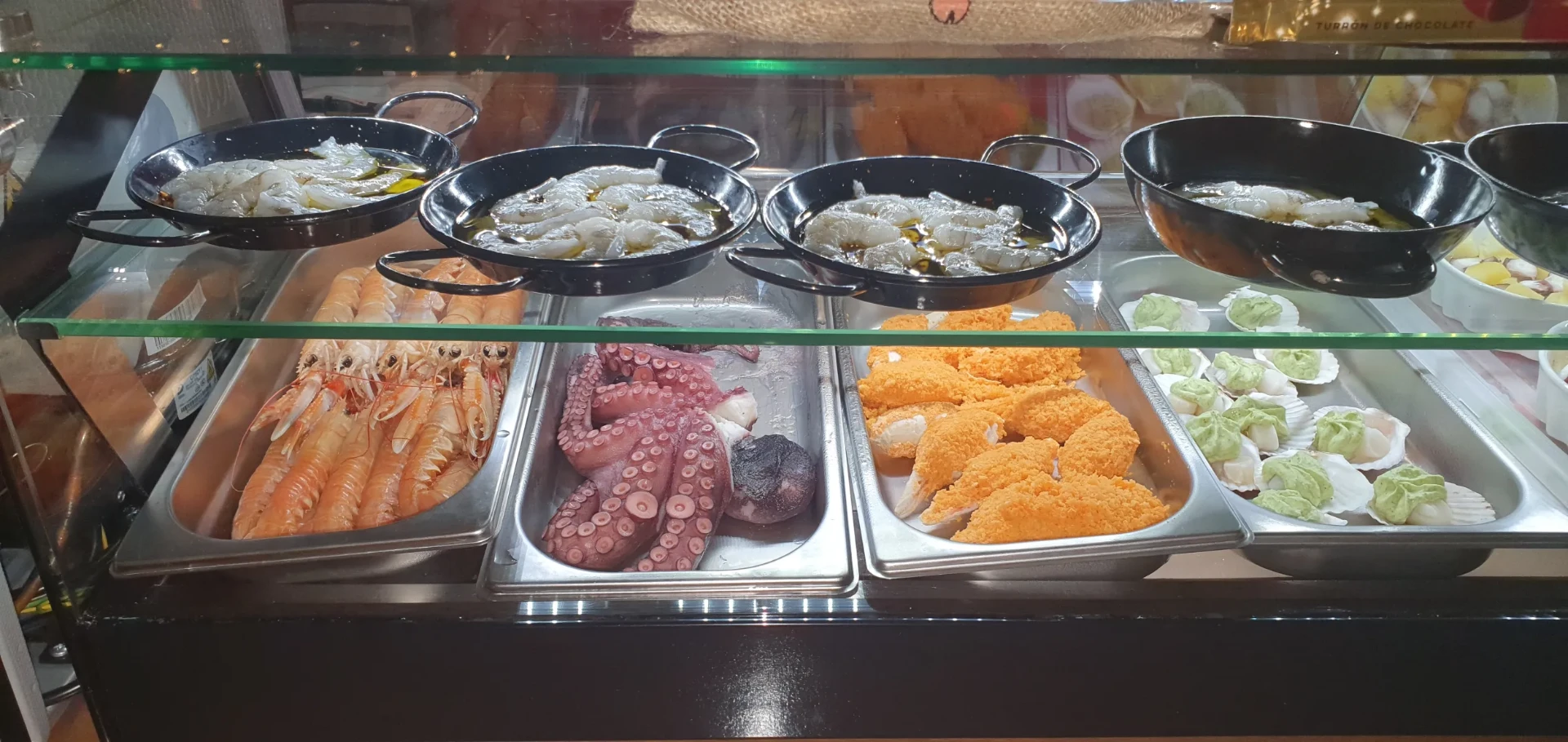 Kühlvitrine mit frischen Meeresfrüchten und Tapas