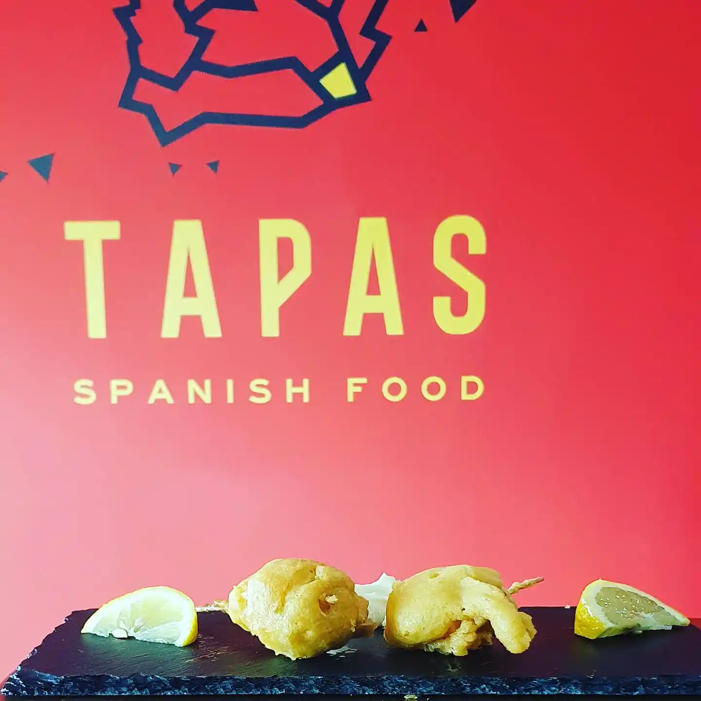 Frittierte Tapas mit Zitrone auf Schieferplatte