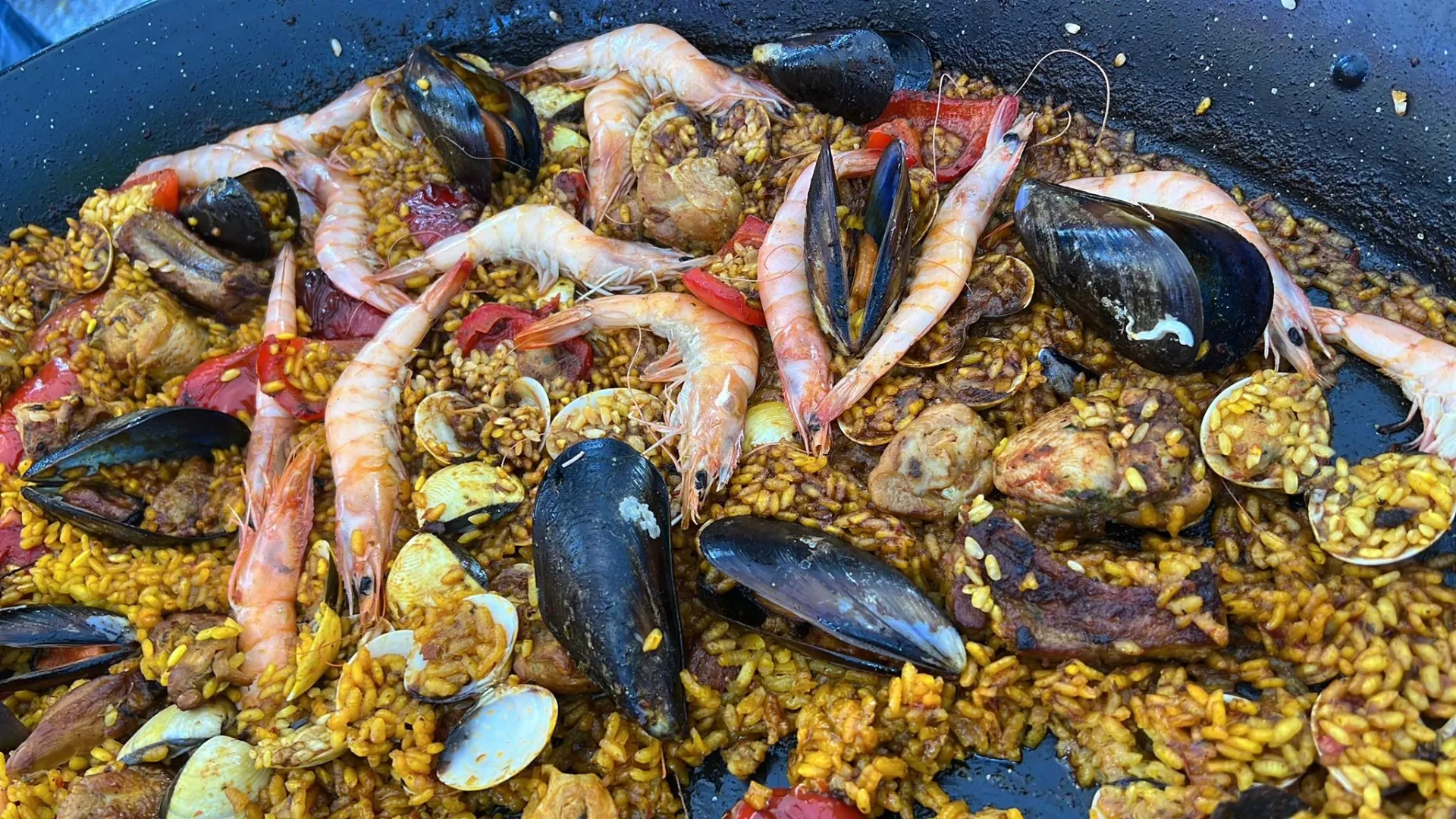 Frisch zubereitete Meeresfrüchte-Paella in der Pfanne