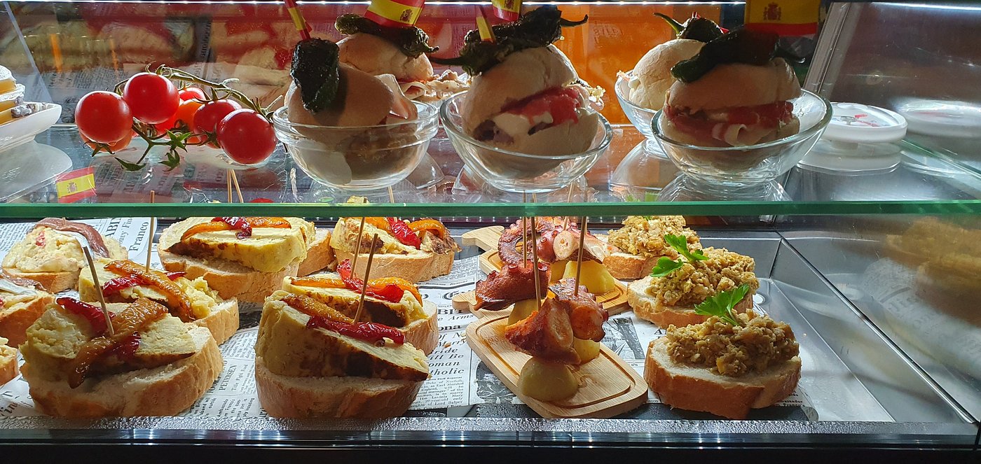Vitrine voller frisch belegter Pintxos
