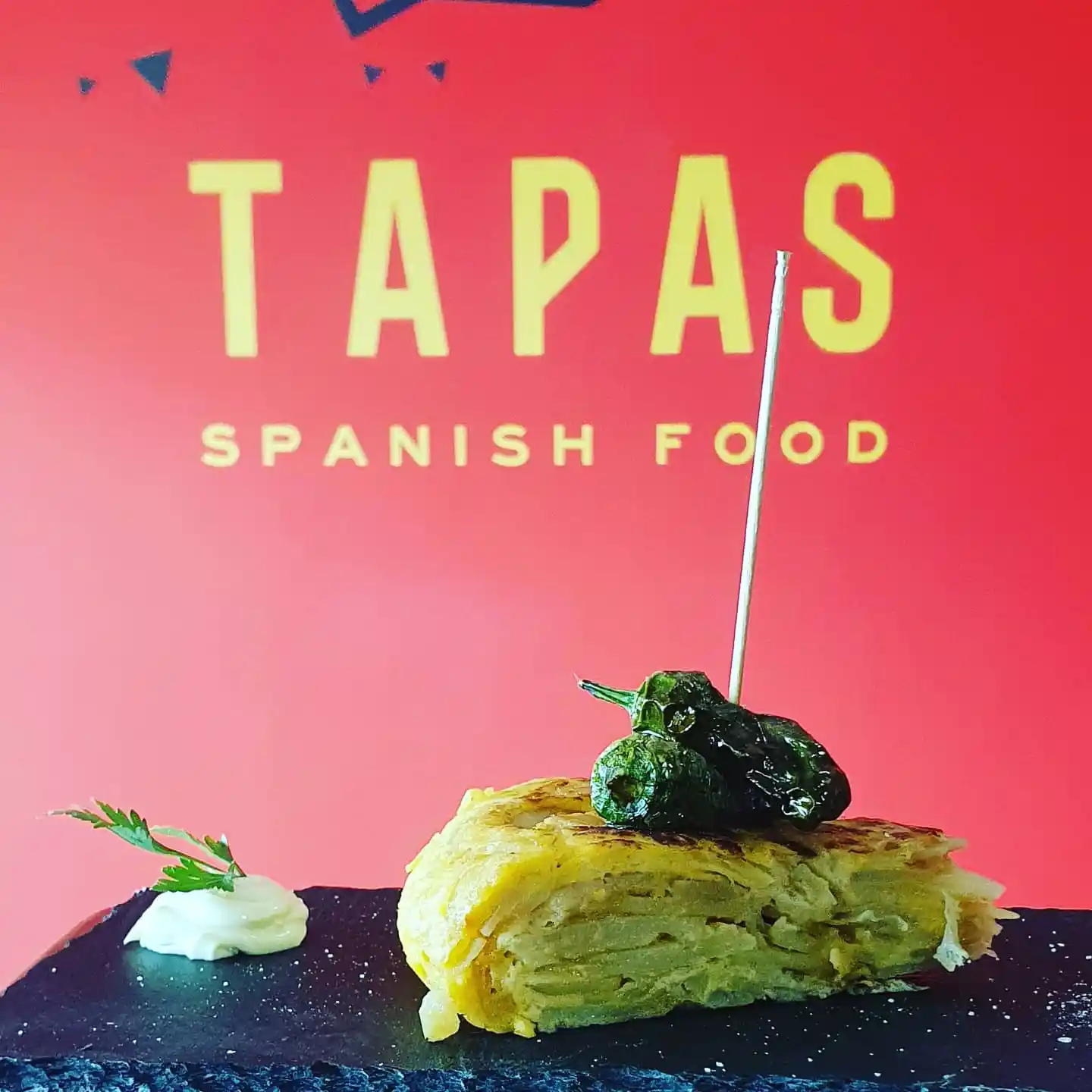 Tortilla mit Pimientos auf Schieferplatte