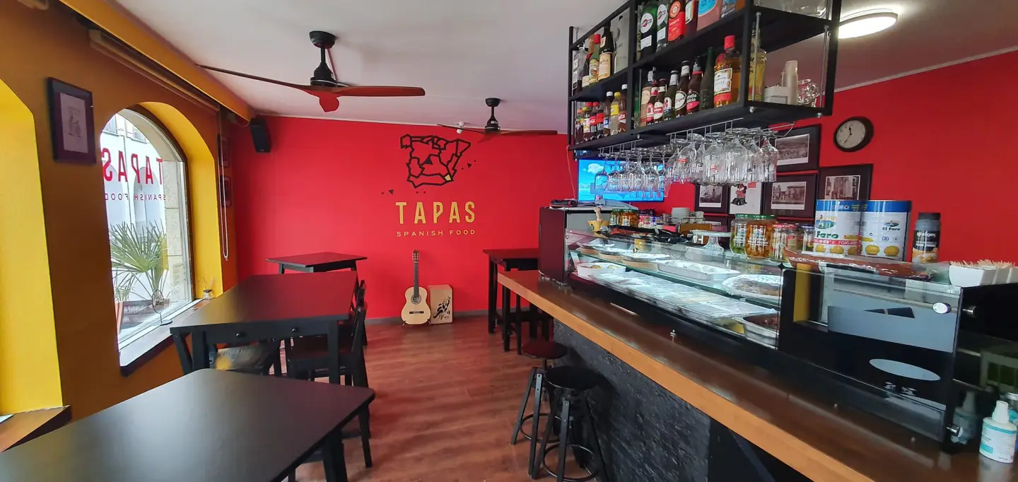 Warmes Interieur des spanischen Restaurants mit Kachelbar