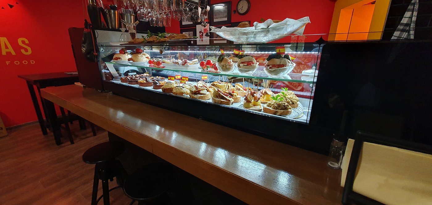Bartheke mit beleuchteter Pintxos-Vitrine