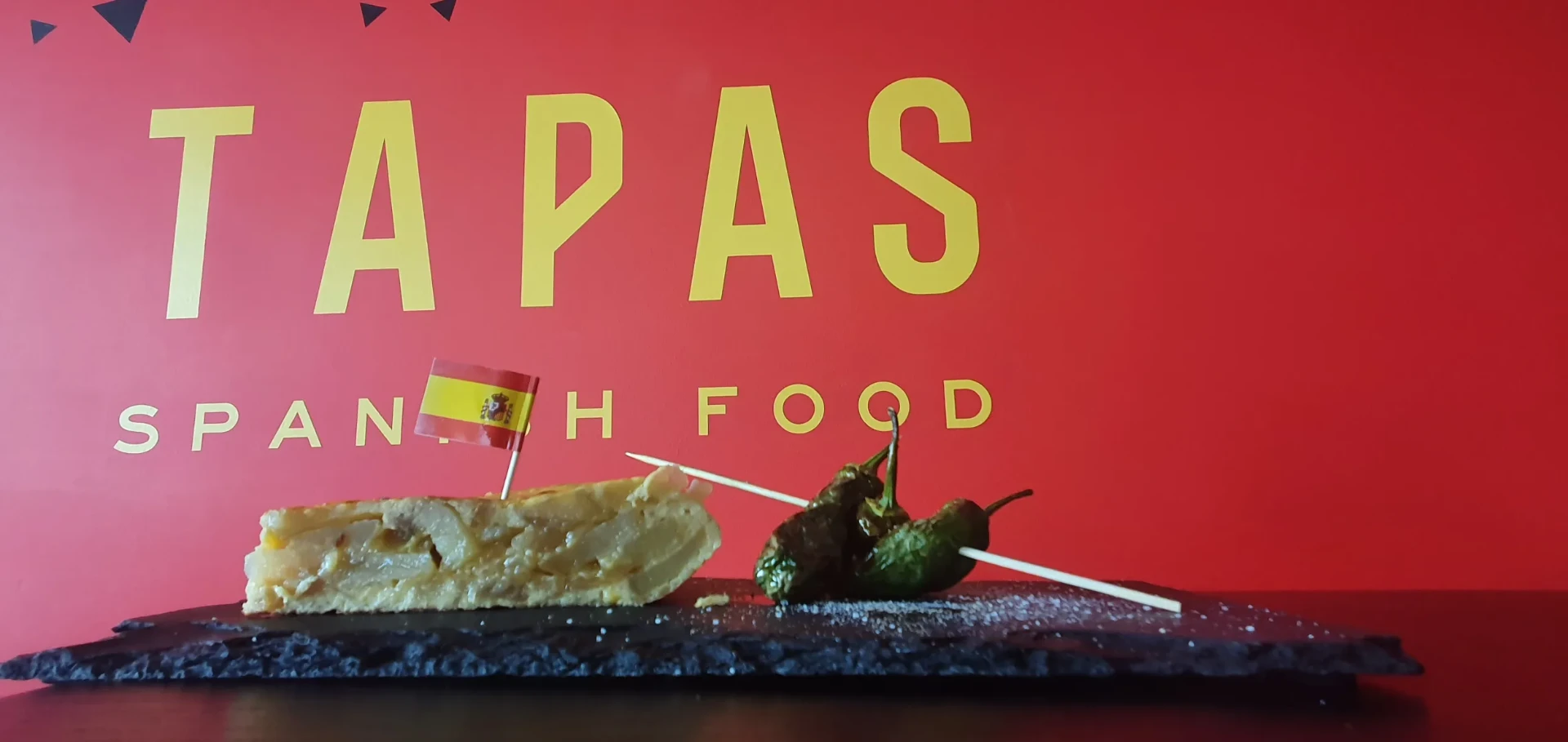 Tortilla und Pimientos mit spanischer Flagge