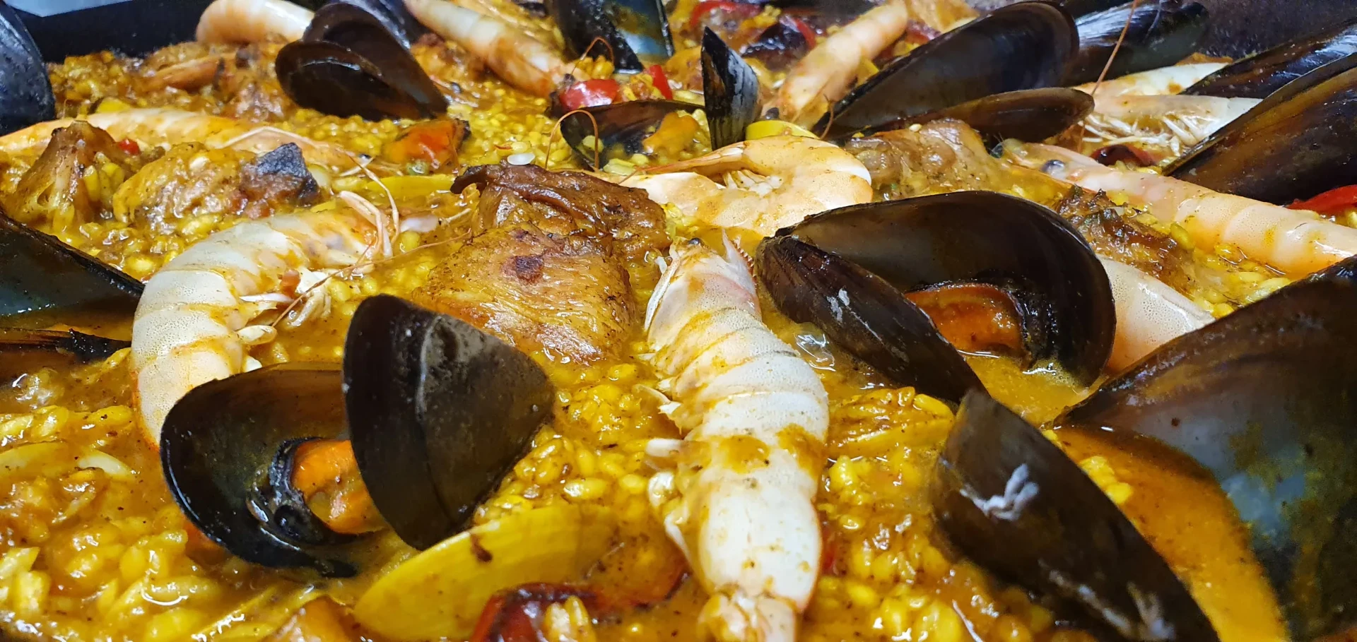 Paella-Nahaufnahme mit Garnelen und Muscheln